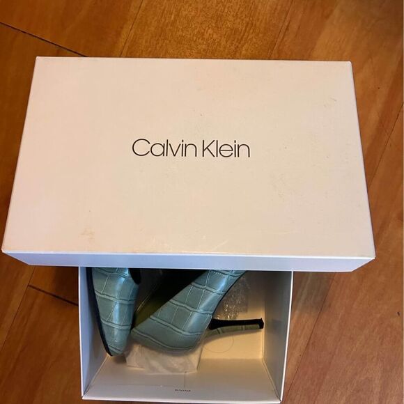 New in the box! Calvin Klein Croc Mint heels - Picture 2 of 7
